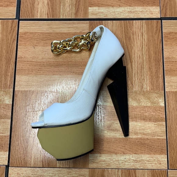 Privileged Mercer Heels w/Gold Chain - GUC 6.5 White/Gold/yellow/black - Picture 3 of 10